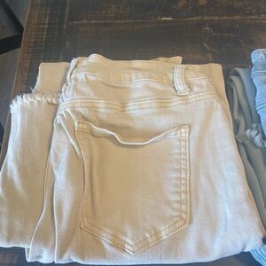 Zenana Outfitters yellow Ankle Jeans
Frayed bottoms wide leg